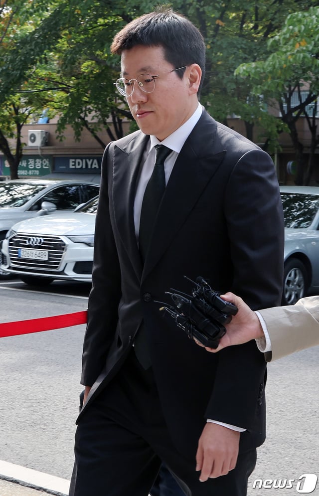 (서울=뉴스1) 이동해 기자 = 주가 시세조종 관여 의혹이 제기된 배재현 카카오 투자총괄대표가 18일 오후 구속 전 피의자심문(영장실질심사)을 받기 위해 서울 남부지방법원에 출석하고 있다. 2023.10.18/뉴스1  Copyright (C) 뉴스1. All rights reserved. 무단 전재 및 재배포,  AI학습 이용 금지.