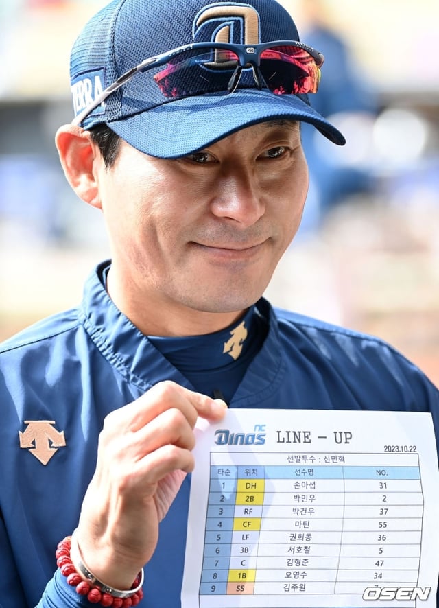 강인권 NC 감독이 22일 인천 SSG 랜더스필드에서 열린 2023 KBO 준플레이오프 1차전을 앞두고 선발 라인업을 공개하고 있다.