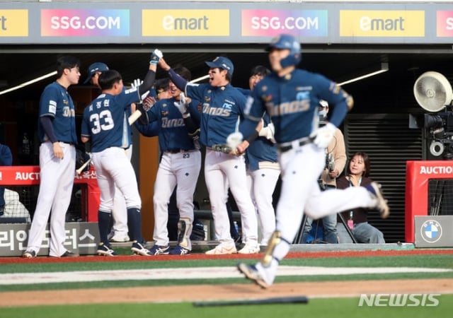NC 김성욱이 22일 인천 SSG 랜더스필드에서 열린 2023 KBO 준플레이오프 1차전에서 8회 초 2점 홈런을 터트린 뒤 더그아웃에서 NC 선수들이 기뻐하고 있다. /사진=뉴시스