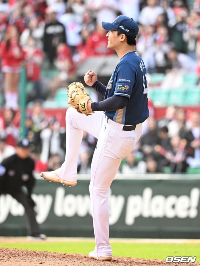 NC 류진욱이 22일 인천 SSG 랜더스필드에서 열린 2023 KBO 준플레이오프 1차전에서 8회 말 에레디아를 삼진 처리한 뒤 주먹을 쥐고 기뻐하고 있다.