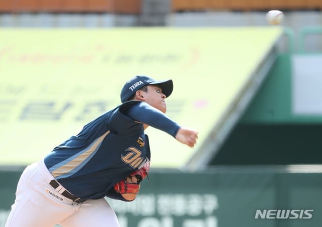 NC 신민혁이 22일 인천 SSG 랜더스필드에서 열린 2023 KBO 준플레이오프 1차전에서 역투하고 있다. /사진=뉴시스