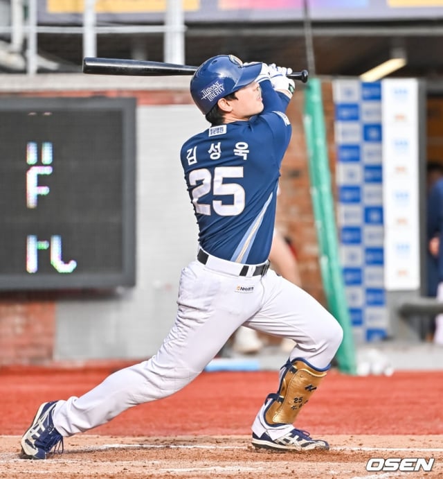 NC 김성욱이 22일 인천 SSG 랜더스필드에서 열린 2023 KBO 준플레이오프 1차전에서 8회 초 2점 홈런을 터트리고 있다.