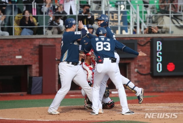 NC 김성욱(맨 오른쪽)이 22일 인천 SSG 랜더스필드에서 열린 2023 KBO 준플레이오프 1차전에서 8회 초 2점 홈런을 터트리고 기쁨을 나누고 있다. /사진=뉴시스