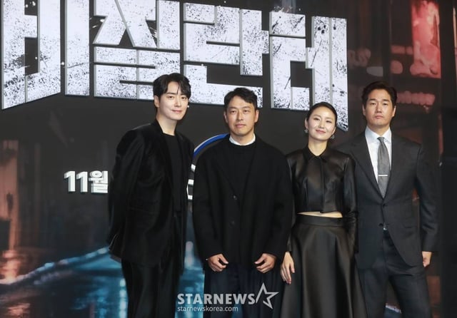 이준혁, 최정열 감독, 김소진, 유지태가 6일 오전 서울 강남구 그랜드 인터컨티넨탈 서울 파르나스에서 진행된 디즈니+ '비질란테' 제작발표회에 참석해 포즈를 취하고 있다. 낮에는 법을 수호하는 모범 경찰대생이지만, 밤이면 법망을 피한 범죄자들을 직접 심판하는 '비질란테'로 살아가는 김지용과 그를 둘러싸고 각기 다른 목적을 가진 사람들의 이야기를 그린 액션 스릴러 '비질란테'는 오는 8일 공개된다. /2023.11.06 /사진=이동훈