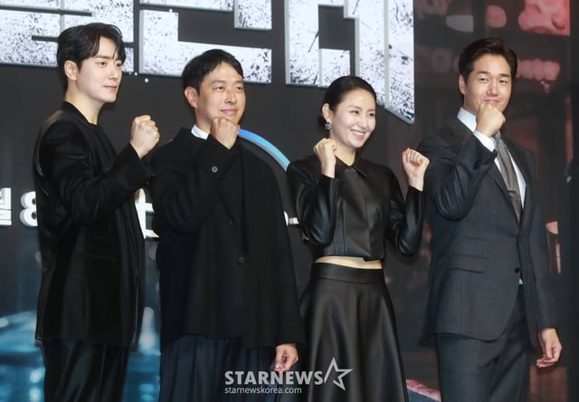 이준혁, 최정열 감독, 김소진, 유지태가 6일 오전 서울 강남구 그랜드 인터컨티넨탈 서울 파르나스에서 진행된 디즈니+ '비질란테' 제작발표회에 참석해 포즈를 취하고 있다. 낮에는 법을 수호하는 모범 경찰대생이지만, 밤이면 법망을 피한 범죄자들을 직접 심판하는 '비질란테'로 살아가는 김지용과 그를 둘러싸고 각기 다른 목적을 가진 사람들의 이야기를 그린 액션 스릴러 '비질란테'는 오는 8일 공개된다. /2023.11.06 /사진=이동훈