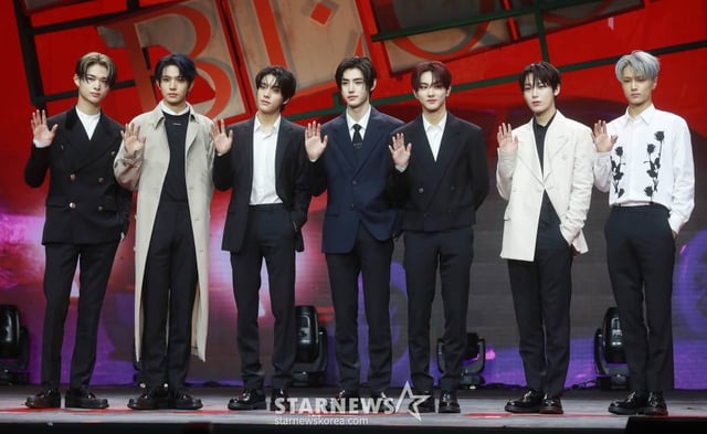 그룹 엔하이픈(ENHYPEN)이 16일 오후 서울 광진구 예스24라이브홀에서 진행된 미니 5집 'ORANGE BLOOD' 발매기념 쇼케이스에서 포즈를 취하고 있다. 이번 앨범의 타이틀 곡 '스위트 베놈'(Sweet Venom)은 그루비한 베이스라인 기반의 펑크 팝 장르의 곡으로, 온몸에 독이 퍼지더라도 너의 곁에서 버틸 것임을 다짐하는 이야기를 담았다. /2023.11.16 /사진=이동훈