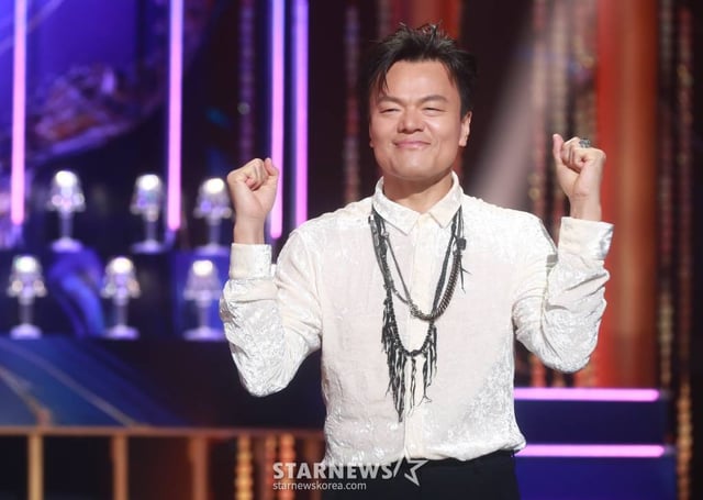작곡가 박진영이 23일 오후 서울 여의도 KBS 신관에서 진행된 2TV 예능 '골든걸스' 쇼케이스에서 포즈를 취하고 있다. /2023.11.23 /사진=이동훈