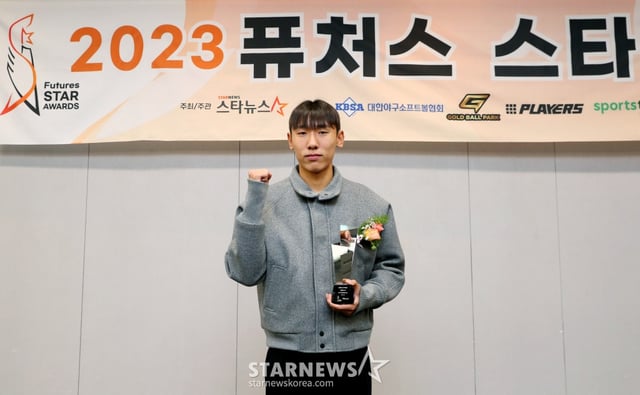 영등포공고 김현민이 28일 오후 서울 종로구 광화문 빌딩에서 진행된 글로벌 스포츠·연예 콘텐츠 미디어 스타뉴스 주최 '2023 퓨처스 스타대상'에서 야구 스타상을 수상한 뒤 포즈를 취하고 있다. /사진=김창현 기자