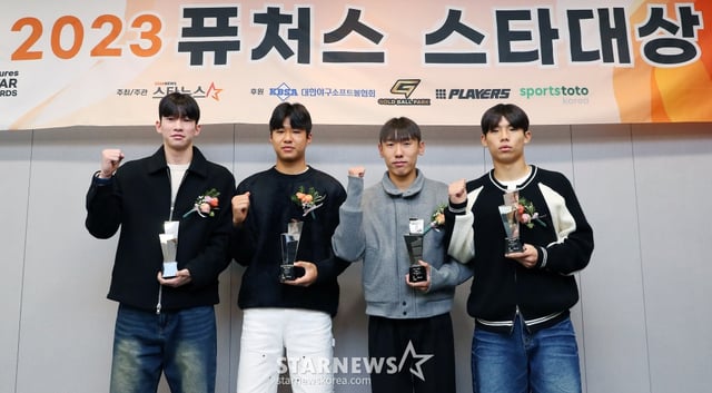 (왼쪽부터) 정마호(신평고), 강주혁(오산고), 김현민, 손승민(이상 영등포공고)이 28일 오후 서울 종로구 광화문 빌딩에서 진행된 글로벌 스포츠·연예 콘텐츠 미디어 스타뉴스 주최 '2023 퓨처스 스타대상'에서 기념촬영을 하고 있다. /사진=김창현 기자