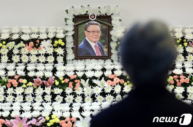 (서울=뉴스1) 김진환 기자 = 3일 오후 서울 종로구 서울대학교병원 장례식장에 '저 하늘에도 슬픔이' 등의 작품을 내놓으며 1960년대 한국 영화를 이끈 故 김수용 감독의 빈소가 마련돼 있다.   1929년생인 김수용 감독은 1958년 ‘공처가’를 연출하며 영화계에 발을 들였고, 이후 ‘버림받은 천사’(1960) ‘굴비’ (1963), ‘저 하늘에도 슬픔이’(1965), ‘갯마을’(1965), ‘토지’(1974), ‘중광의 허튼소리’(1986) 등 109편의 작품을 연출했다.   장례는 영화인장으로 치러진다. 정지영 감독과 배우 안성기, 양윤호 영화인총연합회장 등이 공동장례위원장을 맡았다. 2023.12.3/뉴스1  Copyright (C) 뉴스1. All rights reserved. 무단 전재 및 재배포,  AI학습 이용 금지.