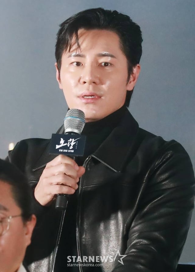 배우 이규형이 12일 오후 서울 롯데시네마 월드타워점에서 진행된 영화 '노량: 죽음의 바다'(감독 김한민) 언론시사회 및 기자간담회에 참석해 질문에 답하고 있다. /2023.12.12 /사진=이동훈