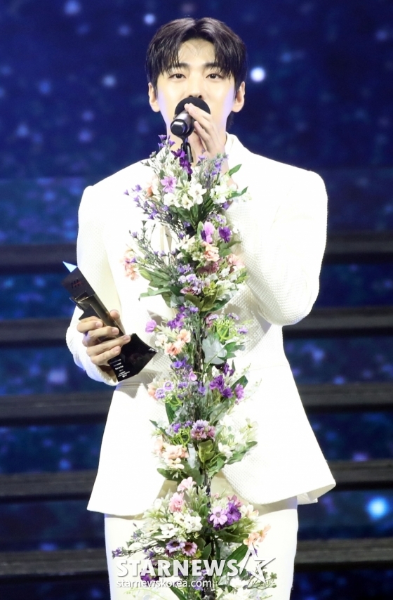 가수 재찬이 14일 필리핀 아레나에서 열린 '2023 아시아 아티스트 어워즈 인 필리핀'(2023 Asia Artist Awards IN THE PHILIPPINES, 이하 '2023 AAA')에서 'AAA 뉴웨이브 상'을 수상하고 소감을 말하고 있다. '2023 AAA'는 스타뉴스가 주최하고 Asia Artist Awards 조직위원회, TONZ 엔터테인먼트, PULP Live World가 공동 주관한다. 그룹 아이브(IVE) 장원영, 가수 강다니엘, 그룹 제로베이스원 성한빈이 MC를 맡았다. 2023.12.14/사진=임성균 기자