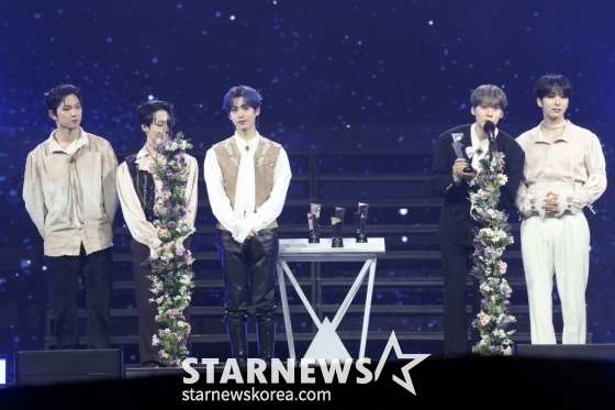 그룹 원어스가 14일 필리핀 아레나에서 열린 '2023 아시아 아티스트 어워즈 인 필리핀'(2023 Asia Artist Awards IN THE PHILIPPINES, 이하 '2023 AAA')에서 'AAA 이모티브상'을 수상하고 소감을 말하고 있다.   '2023 AAA'는 스타뉴스가 주최하고 Asia Artist Awards 조직위원회, TONZ 엔터테인먼트, PULP Live World가 공동 주관한다. 그룹 아이브(IVE) 장원영, 가수 강다니엘, 그룹 제로베이스원 성한빈이 MC를 맡았다. 2023.12.14/사진=임성균 기자