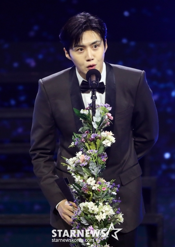 배우 김선호가 14일 필리핀 아레나에서 열린 '2023 아시아 아티스트 어워즈 인 필리핀'(2023 Asia Artist Awards IN THE PHILIPPINES, 이하 '2023 AAA')에서 AAA 아시아 셀러브리티 상을 수상한 뒤 소감을 말하고 있다.  '2023 AAA'는 스타뉴스가 주최하고 Asia Artist Awards 조직위원회, TONZ 엔터테인먼트, PULP Live World가 공동 주관한다. 그룹 아이브(IVE) 장원영, 가수 강다니엘, 그룹 제로베이스원 성한빈이 MC를 맡았다. 2023.12.14