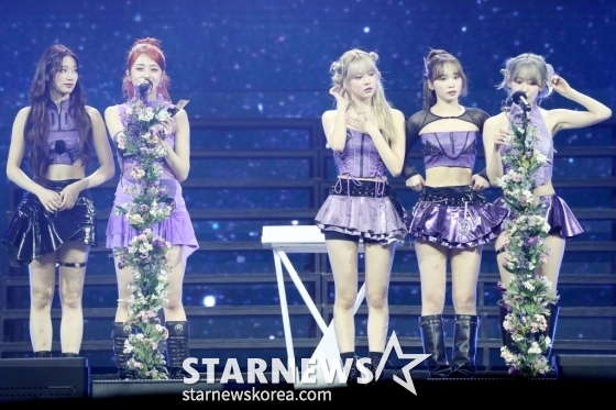 그룹 르세라핌이 14일 필리핀 아레나에서 열린 '2023 아시아 아티스트 어워즈 인 필리핀'(2023 Asia Artist Awards IN THE PHILIPPINES, 이하 '2023 AAA')에서 'AAA 베스트 퍼포먼스 상'을 수상하고 소감을 말하고 있다.   '2023 AAA'는 스타뉴스가 주최하고 Asia Artist Awards 조직위원회, TONZ 엔터테인먼트, PULP Live World가 공동 주관한다. 그룹 아이브(IVE) 장원영, 가수 강다니엘, 그룹 제로베이스원 성한빈이 MC를 맡았다. 2023.12.14