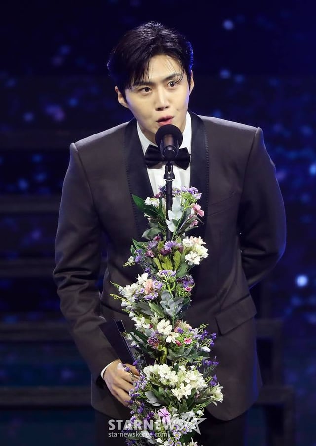 배우 김선호가 14일 필리핀 아레나에서 열린 '2023 아시아 아티스트 어워즈 인 필리핀'(2023 Asia Artist Awards IN THE PHILIPPINES, 이하 '2023 AAA')에서 AAA 아시아 셀러브리티 상을 수상한 뒤 소감을 말하고 있다.  '2023 AAA'는 스타뉴스가 주최하고 Asia Artist Awards 조직위원회, TONZ 엔터테인먼트, PULP Live World가 공동 주관한다. 그룹 아이브(IVE) 장원영, 가수 강다니엘, 그룹 제로베이스원 성한빈이 MC를 맡았다. 2023.12.14 /사진=김창현