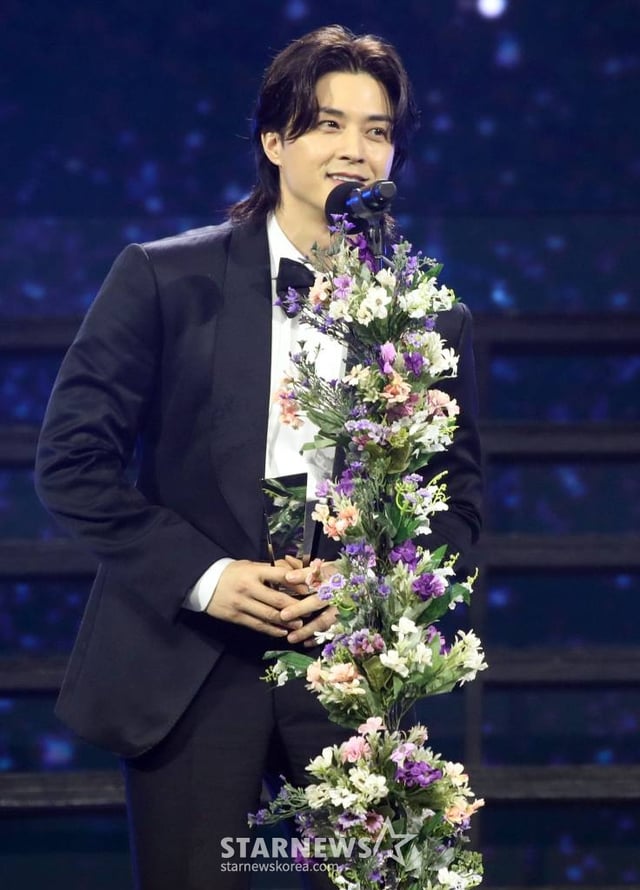 배우 김지훈이 14일 필리핀 아레나에서 열린 '2023 아시아 아티스트 어워즈 인 필리핀'(2023 Asia Artist Awards IN THE PHILIPPINES, 이하 '2023 AAA')에서 'AAA 베스트 아티스트 상'을 수상하고 소감을 말하고 있다.   '2023 AAA'는 스타뉴스가 주최하고 Asia Artist Awards 조직위원회, TONZ 엔터테인먼트, PULP Live World가 공동 주관한다. 그룹 아이브(IVE) 장원영, 가수 강다니엘, 그룹 제로베이스원 성한빈이 MC를 맡았다. 2023.12.14 /사진=임성균