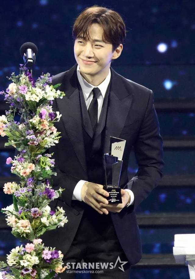 가수 겸 배우 이준호가 14일 필리핀 아레나에서 열린 '2023 아시아 아티스트 어워즈 인 필리핀'(2023 Asia Artist Awards IN THE PHILIPPINES, 이하 '2023 AAA')에서 'AAA 핫트렌드상'을 수상하고 소감을 말하고 있다. '2023 AAA'는 스타뉴스가 주최하고 Asia Artist Awards 조직위원회, TONZ 엔터테인먼트, PULP Live World가 공동 주관한다. 그룹 아이브(IVE) 장원영, 가수 강다니엘, 그룹 제로베이스원 성한빈이 MC를 맡았다. 2023.12.14 /사진=임성균