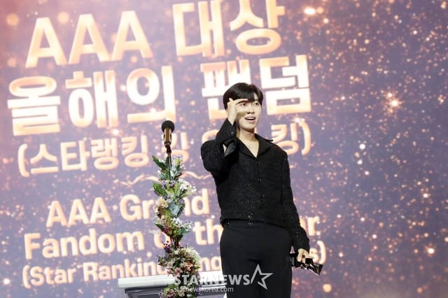 가수 임영웅이 14일 필리핀 아레나에서 열린 '2023 아시아 아티스트 어워즈 인 필리핀'(2023 Asia Artist Awards IN THE PHILIPPINES, 이하 '2023 AAA')에서 'AAA대상-올해의 팬덤 상'을 수상하고 소감을 말하고 있다. '2023 AAA'는 스타뉴스가 주최하고 Asia Artist Awards 조직위원회, TONZ 엔터테인먼트, PULP Live World가 공동 주관한다. 그룹 아이브(IVE) 장원영, 가수 강다니엘, 그룹 제로베이스원 성한빈이 MC를 맡았다. 2023.12.14 /사진=임성균