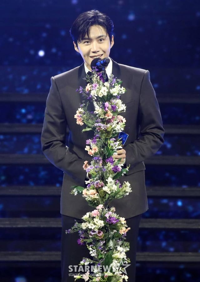 배우 김선호가 14일 필리핀 아레나에서 열린 '2023 아시아 아티스트 어워즈 인 필리핀'(2023 Asia Artist Awards IN THE PHILIPPINES, 이하 '2023 AAA')에서 'AAA 베스트 아티스트 상'을 수상하고 소감을 말하고 있다. '2023 AAA'는 스타뉴스가 주최하고 Asia Artist Awards 조직위원회, TONZ 엔터테인먼트, PULP Live World가 공동 주관한다. 그룹 아이브(IVE) 장원영, 가수 강다니엘, 그룹 제로베이스원 성한빈이 MC를 맡았다. 2023.12.14 /사진=임성균