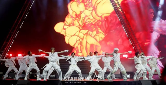 SB19, 앤팀이 14일 필리핀 아레나에서 열린 '2023 아시아 아티스트 어워즈 인 필리핀'(2023 Asia Artist Awards IN THE PHILIPPINES, 이하 '2023 AAA')에서 멋진 무대를 선보이고 있다. '2023 AAA'는 스타뉴스가 주최하고 Asia Artist Awards 조직위원회, TONZ 엔터테인먼트, PULP Live World가 공동 주관한다. 그룹 아이브(IVE) 장원영, 가수 강다니엘, 그룹 제로베이스원 성한빈이 MC를 맡았다. 2023.12.14 /사진=김창현