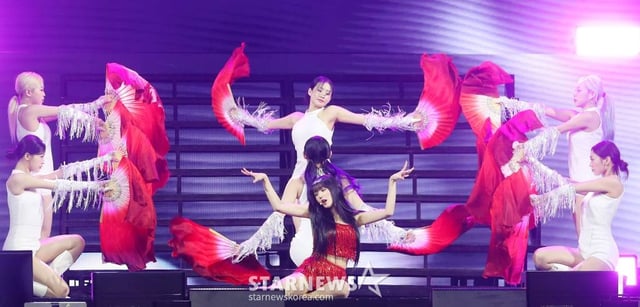 가수 권은비가 지난 14일 필리핀 아레나에서 열린 '2023 아시아 아티스트 어워즈 인 필리핀'(2023 Asia Artist Awards IN THE PHILIPPINES, 이하 '2023 AAA')에서 멋진 무대를 선보이고 있다.  권은비는 '2023 AAA'에서 AAA 베스트 뮤지션을 수상했다.  '2023 AAA'는 스타뉴스가 주최하고 Asia Artist Awards 조직위원회, TONZ 엔터테인먼트, PULP Live World가 공동 주관한다. 그룹 아이브(IVE) 장원영, 가수 강다니엘, 그룹 제로베이스원 성한빈이 MC를 맡았다. /사진=김창현