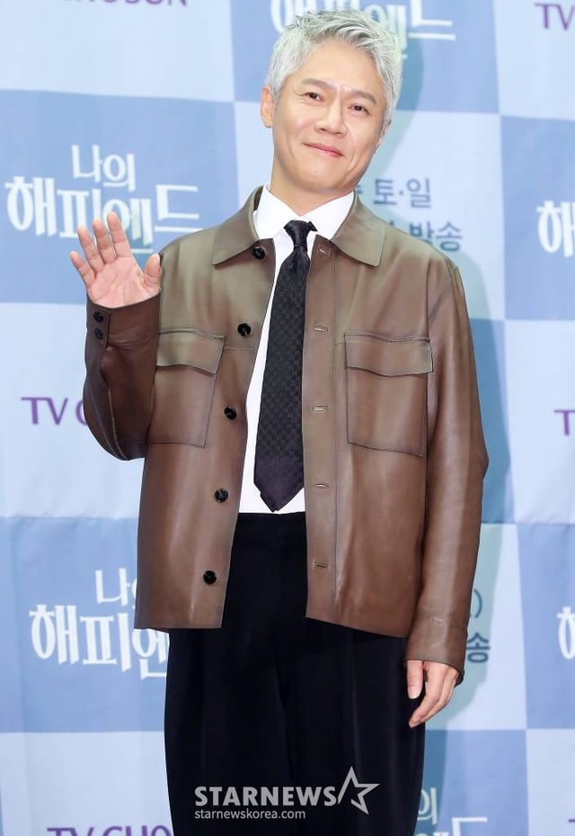 배우 박호산이 21일 오전 서울 마포구 상암동 스탠포드 호텔에서 진행된 TV조선 주말미니시리즈 '나의 해피엔드' 제작발표회에 참석해 포즈를 취하고 있다. '나의 해피엔드'는 성공만을 쫓던 한 여자가 믿었던 사람들의 배신으로 충격적인 진실을 마주하는 휴먼 심리 스릴러 드라마다. 오는 30일 첫 방송. 2023.12.21 /사진=김창현