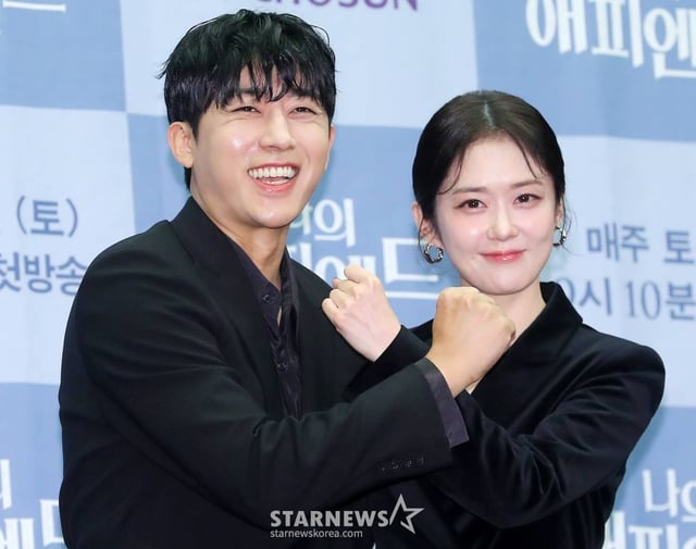 배우 손호준, 장나라가 21일 오전 서울 마포구 상암동 스탠포드 호텔에서 진행된 TV조선 주말미니시리즈 '나의 해피엔드' 제작발표회에 참석해 포즈를 취하고 있다. '나의 해피엔드'는 성공만을 쫓던 한 여자가 믿었던 사람들의 배신으로 충격적인 진실을 마주하는 휴먼 심리 스릴러 드라마다. 오는 30일 첫 방송. 2023.12.21 /사진=김창현