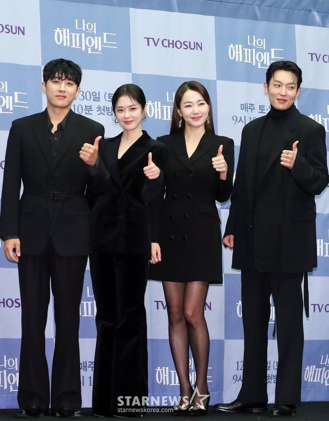 배우 손호준, 장나라, 소이현, 이기택이 21일 오전 서울 마포구 상암동 스탠포드 호텔에서 진행된 TV조선 주말미니시리즈 '나의 해피엔드' 제작발표회에 참석해 포즈를 취하고 있다. '나의 해피엔드'는 성공만을 쫓던 한 여자가 믿었던 사람들의 배신으로 충격적인 진실을 마주하는 휴먼 심리 스릴러 드라마다. 오는 30일 첫 방송. 2023.12.21 /사진=김창현