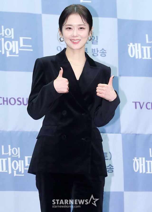 배우 장나라가 21일 오전 서울 마포구 상암동 스탠포드 호텔에서 진행된 TV조선 주말미니시리즈 '나의 해피엔드' 제작발표회에 참석해 포즈를 취하고 있다. '나의 해피엔드'는 성공만을 쫓던 한 여자가 믿었던 사람들의 배신으로 충격적인 진실을 마주하는 휴먼 심리 스릴러 드라마다. 오는 30일 첫 방송. 2023.12.21 /사진=김창현