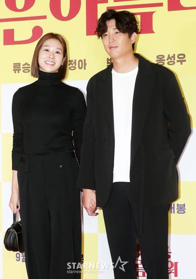 배우 장신영, 강경준 부부가 26일 오후 서울 송파구 롯데월드 타워 롯데시네마에서 열린 영화 '인생은 아름다워' VIP 시사회에 참석해 포즈를 취하고 있다. '인생은 아름다워'는 자신의 생일선물로 첫사랑을 찾아 달라는 황당한 요구를 한 아내 세연(염정아 분)과 마지못해 그녀와 함께 전국 곳곳을 누비며 과거로의 여행을 떠나게 된 남편 진봉(류승룡 분)이 흥겨운 리듬과 멜로디로 우리의 인생을 노래하는 국내 최초의 주크박스 뮤지컬 영화다. 오는 28일 개봉. 2022.09.26 /사진=김창현 기자 chmt@