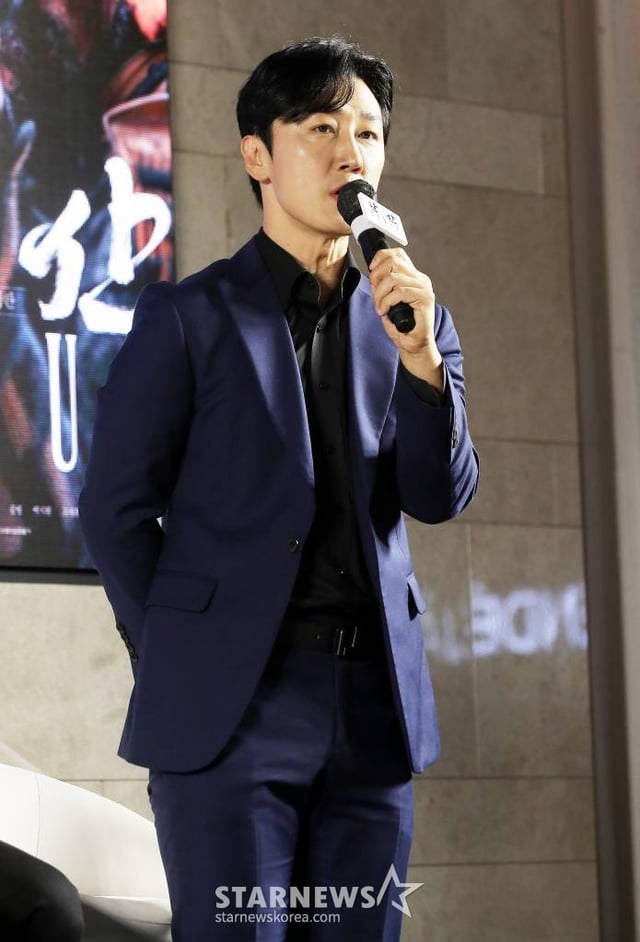 배우 윤진영이 11일 오후 서울 송파구 롯데시네마 워드타워에서 열린 영화 '한산 리덕스' 웰컴백 쇼케이스에 참석해 인사말을 하고 있다.  '한산 리덕스'는 1592년 임진왜란 초기 조선의 운명을 건 해전을 앞둔 이순신 장군(박해일 분)의 고뇌와 전투에 임했던 이들의 못다한 이야기를 다룬다.   영화 '한산: 용의 출현'에서 21분 15초가 추가된 버전인 '한산 리덕스'에는 관객들의 호평과 요청에 힘입어 이순신 장군을 비롯한 다양한 인물들의 서사들과 함께 더욱 풍부한 한산해전 시퀀스들이 추가됐다. 2022.11.11 /사진=김창현 기자 chmt@