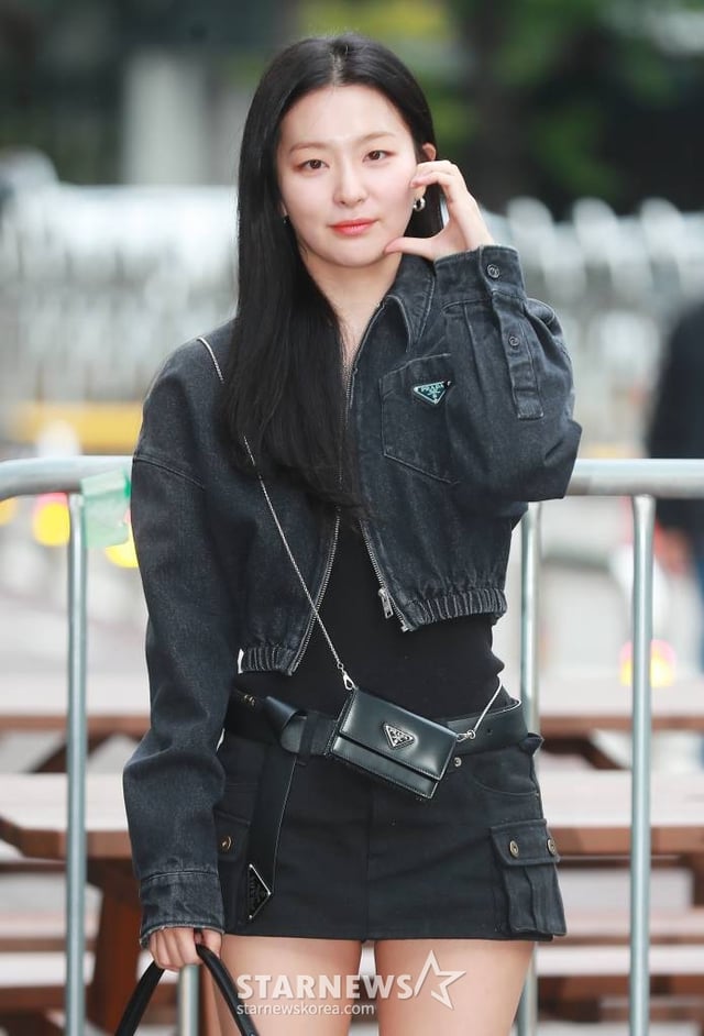 가수 슬기가 14일 오전 서울 여의도 KBS에서 진행된 뮤직뱅크 리허설을 위해 참석하며 포즈를 취하고 있다. /2022.10.14 /사진=이동훈 기자 photoguy@