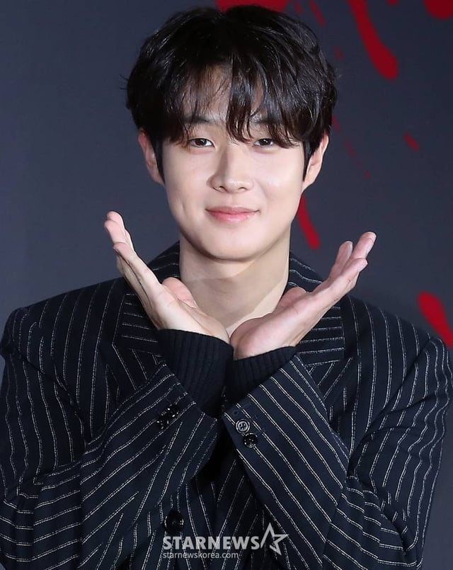 배우 최우식이 1일 오전 서울 용산구 몬드리안 서울 이태원에서 진행된 넷플릭스 시리즈 '살인자ㅇ난감' 제작발표회에 참석해 포즈를 취하고 있다. '살인자ㅇ난감'은 우연히 살인을 시작하게 된 평범한 남자와 그를 지독하게 쫓는 형사의 이야기를 그린 넷플릭스 시리즈. 오는 9일 공개. 2024.02.01 /사진=김창현