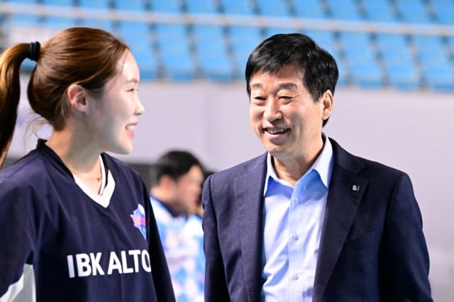 IBK기업은행 리베로 김채원(왼쪽)과 김호철 감독. /사진=한국배구연맹