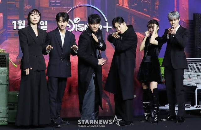 배우 금해나, 박지빈, 조한선, 서현우, 금해나, 이동욱이 15일 오전 서울 영등포구 여의도동 콘래드 서울에서 진행된 디즈니+ 오리지널 시리즈 '킬러들의 쇼핑몰' 제작발표회에 참석해 포즈를 취하고 있다.  '킬러들의 쇼핑몰'은 삼촌 진만(이동욱 분)이 남긴 위험한 유산으로 인해 수상한 킬러들의 표적이 된 조카 지안(김혜준 분)의 생존기를 다룬 스타일리시 뉴웨이브 액션물이다. 오늘 17일 공개. 2024.01.15 /사진=김창현