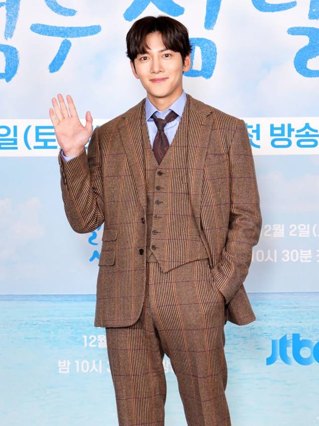 배우 지창욱이 1일 오후 온라인으로 진행된 JTBC 토일드라마 '웰컴투 삼달리' 제작발표회에 참석해 포즈를 취하고 있다. '웰컴투 삼달리'는 한라산 자락 어느 개천에서 난 용, '삼달'이 모든 걸 잃고 추락한 뒤, 개천을 소중히 지켜온 '용필'과 고향의 품으로 다시 돌아와 숨을 고르며 사랑도 찾는 청정 짝꿍 로맨스다. 오는 2일 첫 방송. / 사진제공 = JTBC /사진=김창현
