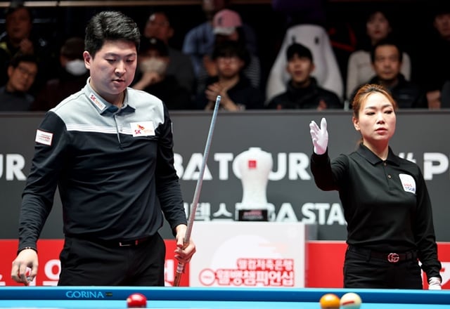 조건휘(왼쪽)가 2023~2024 PBA 투어 8차전 '웰컴저축은행 웰뱅 PBA-LPBA 챔피언십' PBA 결승전에서 득점하고 있다. /사진=PBA 투어