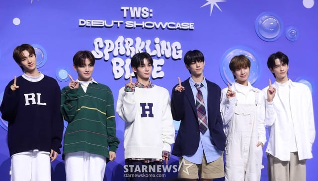 신인그룹 TWS(투어스)가 22일 오후 서울 용산구 블루스퀘어에서 진행된 미니 1집 'Sparkling Blue' 발매 기념 쇼케이스에 참석해 포즈를 취하고 있다.  TWS는 플레디스 엔터테인먼트가 세븐틴 이후 무려 9년 만에 선보이는 보이그룹이자, 하이브 레이블즈가 자신 있게 내세운 2024년 데뷔 첫 주자다. 탄탄한 퍼포먼스 실력과 비주얼, 탁월한 음악 감각을 지닌 6명의 최정예 멤버로 구성됐다.  TWS는 'TWENTY FOUR SEVEN WITH US'의 줄임말로, 하루를 뜻하는 숫자 24와 일주일을 뜻하는 숫자 7은 '모든 순간'을 의미한다.  'Sparkling Blue'에는 타이틀곡 '첫 만남은 계획대로 되지 않아'를 비롯해 'unplugged boy', 'first hooky', 'BFF'와 지난 2일 선공개된 'Oh Mymy : 7s (오마마)' 등 모두 5곡이 수록됐다. 2024.01.22 /사진=김창현