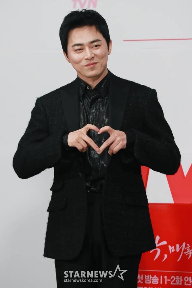 배우 조정석이 16일 오후 서울 구로구 라마다 호텔에서 진행된 tvN 새 드라마 '세작, 매혹된 자들' 제작발표회에 참석해 포즈를 취하고 있다. 높은 자리에 있지만 마음은 비천한 임금 이인과 그를 무너뜨리기 위해 세작(첩자)이 된 여인의 잔혹한 운명을 그린 이야기 '세작, 매혹된 자들'은 오는 21일 1, 2부가 첫 방송된다. /2024.01.16 /사진=이동훈