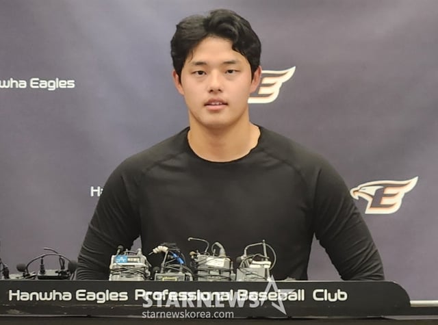 한화 이글스 투수 문동주가 7일 대전 한화생명이글스파크에서 열린 구단 자체 청백전을 마치고 인터뷰를 하고 있다.  /사진=김진경 대기자/사진=안호근 기자