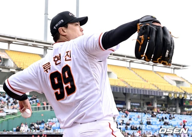한화 이글스 투수 류현진이 12일 대전 한화생명이글스파크에서 열린 KIA 타이거즈와 2024 신한 SOL 뱅크 KBO 시범경기에 선발 등판을 앞두고 몸을 풀고 있다.