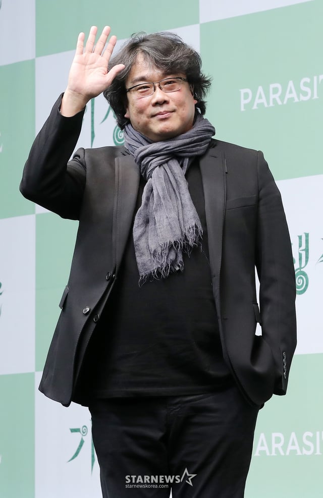 제92회 아카데미 시상식에서 작품상, 감독상, 각본상, 국제장편영화상을 수상한 영화 '기생충'의 봉준호 감독이 19일 오전 서울 중구 웨스틴조선호텔에서 열린 기자회견에 잠석해 포즈를 취하고 있다. '기생충'은 한국영화 최초로 제72회 칸 국제영화제 황금 종려상을 받은데 이어 제92회 아카데미 시상식에서 4관왕을 차지해 영화사에 한 획을 그었다.