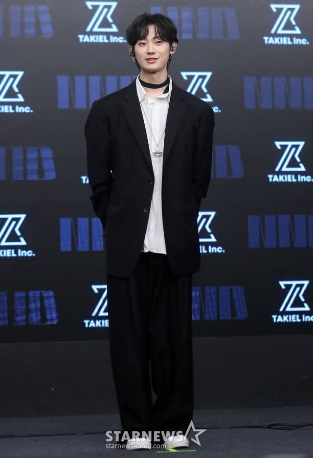 신예 2인조 밴드 NND(엔엔디) 영준이 15일 오후 서울 강남구 논현동 리엠아트센터에서 진행된 데뷔 앨범 'Wonder,I' 발매 기념 쇼케이스에 참석해 포즈를 취하고 있다.  NND는 'Night N Day'의 약자로 '밤에도 어울리고 낮에도 어울리는 음악을 하고 싶다'는 포부를 담고 있으며, 보컬과 기타를 담당하는 멤버 데인(DAYN)과 키보드를 맡고 있는 영준(YoungJun)으로 구성됐다.  NND 데뷔 앨범 'Wonder, I'에는 타이틀곡 & /사진=김창현