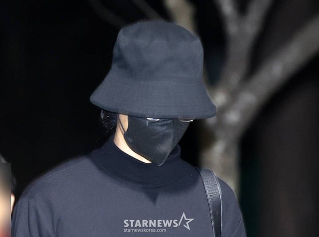 (목포=뉴스1) 김태성 기자 = ``집단 성폭행 혐의로 실형에 처해졌던 가수 정준영(35)이 19일 오전 전남 목포교도소에서 형기를 마치고 출소하고 있다. 정준영은 최종훈과 허모 씨, 권모 씨, 김모 씨 등 이른바 '정준영 단톡방' 멤버들과 지난 2016년 1월 강원 홍천과 같은 해 3월 대구에서 여성을 만취시키고 집단 성폭행을 했다는 혐의를 받았다.이와 함께 정준영은 2015년 말부터 수개월 간 단체 채팅방에서 자신이 찍은 여성들과의 부적절한 영상을 여러 차례 공유한 혐의(성폭력처벌법 위반)도 받았다. 2024.3.19/뉴 /사진=(목포=뉴스1) 김태성 기자