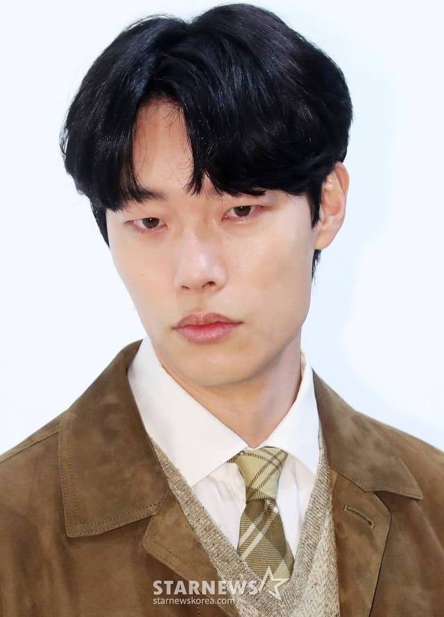 배우 류준열이 19일 오후 서울 옥션 강남센터에서 진행된 패션 브랜드 '랄프 로렌 스프링 2024 프레젠테이션' 포토콜 행사에 참석해 포즈를 취하고 있다. 2024.03.19 /사진=김창현