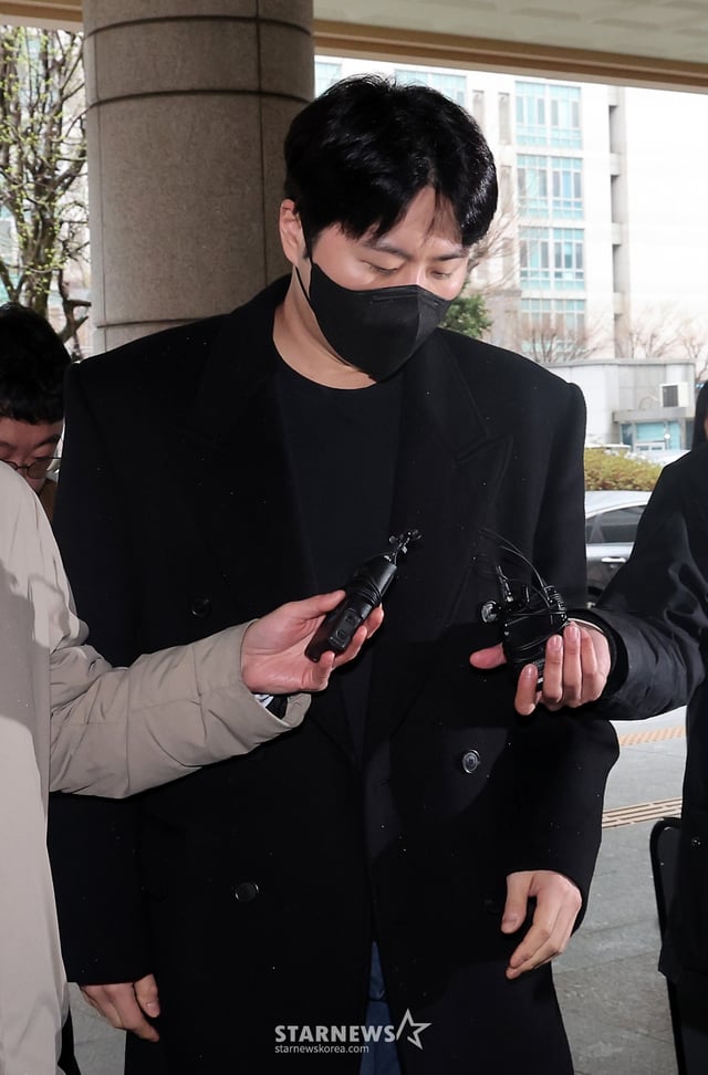 [서울=뉴시스] 김명년 기자 = 음주운전·운전자 바꿔치기 혐의로 재판에 넘겨진 가수 이루(본명 조성현)가 26일 오전 서울 마포구 서울서부지방법원에서 열린 항소심 선고기일에 출서하고 있다. 2024.03.26. kmn@newsis.com /사진=김명년
