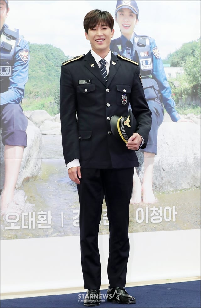 배우 강경준이 8일 오후 서울 마포구 상암동 스탠포드서울에서 열린 MBC에브리원 리얼리티 예능 '시골경찰4' 제작발표회에 참석해 포즈를 취하고 있다. '시골경찰' 시리즈는 연예인들이 직접 시골 마을 순경으로 생활하며 모든 민원을 처리해 나가는 모습을 그린 리얼리티 프로그램이다.