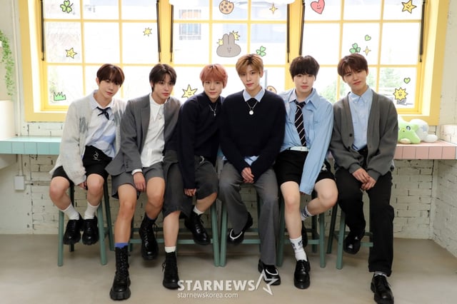그룹 엔시티 위시(NCT WISH)가 3일 오전 서울 성수동 한 카페에서 한국 활동 한달을 기념해 갖은 언론 인터뷰에서 포즈를 취하고 있다. 2024.04.03 /사진=임성균