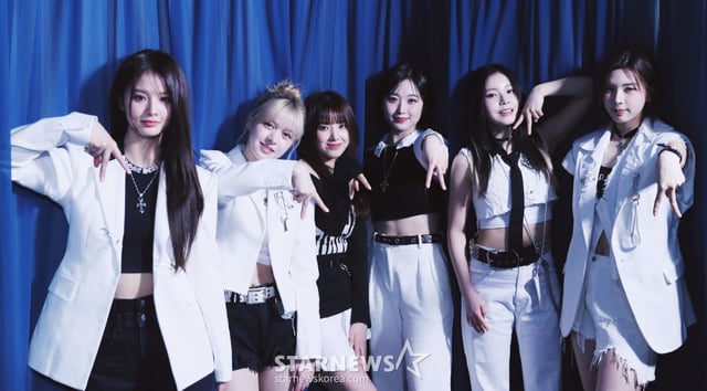 걸그룹 엔믹스(NMIXX)가 서울 종로구 스타뉴스 사옥에서 진행된 '2023 아시아 아티스트 어워즈 인 필리핀'(2023 Asia Artist Awards IN THE PHILIPPINES, 이하 2023 AAA) 수상 인터뷰에 앞서 포즈를 취하고 있다. /사진=김창현